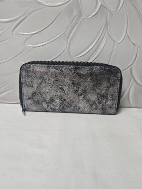 Avenue 9 Metallic Wristlet